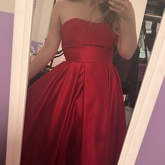 Size 8-10 Betsy and Adam Gorgeous Red Ball Gown - Picture 3 of 6